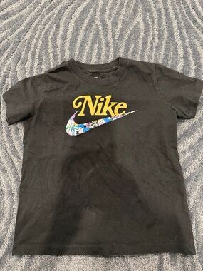 Nike girls graphic t shirt